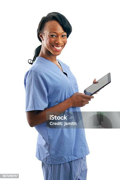 Uśmiechająca Się African American Pielęgniarki Z Touch Pad - zdjęcia stockowe i więcej obrazów 20-29 lat