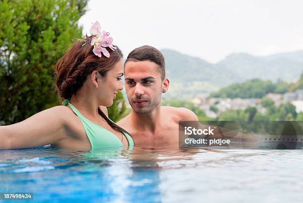 若い女性および男性リゾートのプールでリラックス - 1人のストックフォトや画像を多数ご用意 - 1人, くつろぐ, エステティックサロン