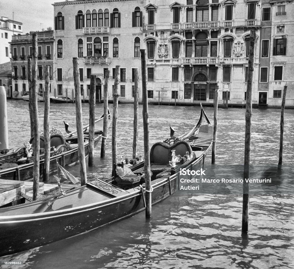 Preto e Branco foto de dois gondolas atracado, Canal Grande - Royalty-free Ao Ar Livre Foto de stock