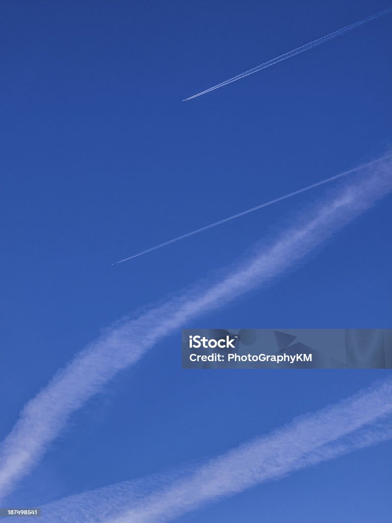 Chemtrails - Foto de stock de Avión libre de derechos