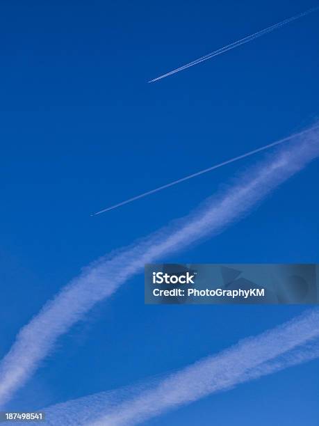 Chemtrails Foto de stock y más banco de imágenes de Avión - Avión, Azul, Cielo