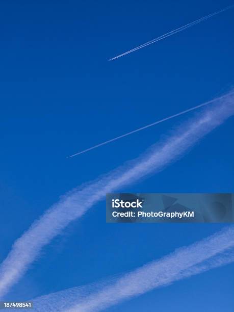 Chemtrails - Fotografias de stock e mais imagens de Avião - Avião, Azul, Cena Não Urbana