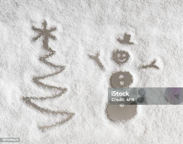 Рождество Дерево И Снеговикзима Лобовое Стекло — стоковые фотографии и другие картинки Ночь - Ночь, Снеговик, Без людей