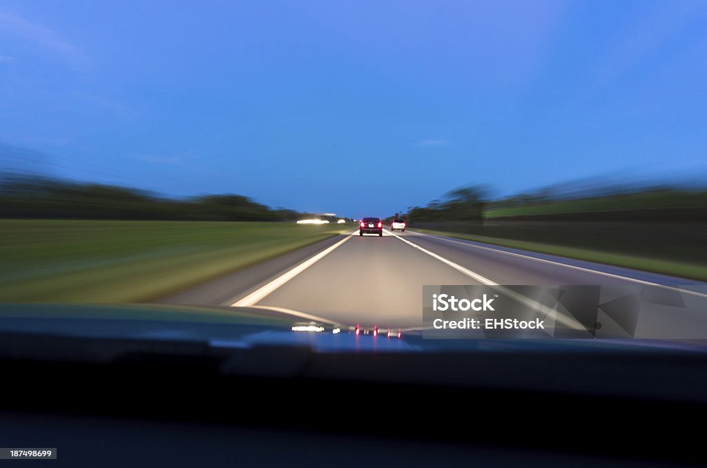 POV ブルーの運転時間の夕暮れ - アクションショットのロイヤリティフリーストックフォト