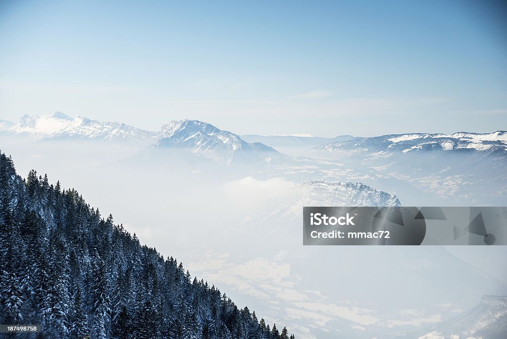 Wysoka góra Krajobraz w słoneczny dzień - Zbiór zdjęć royalty-free (Alpy)