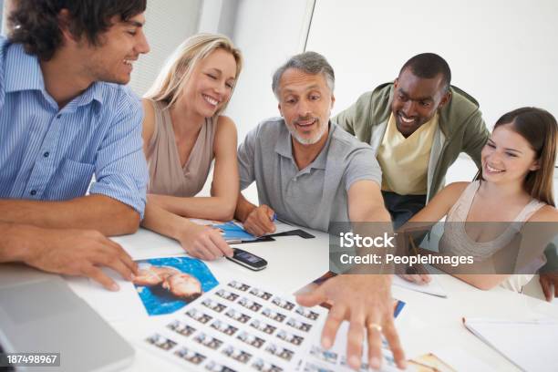 Foto de Escolher A Melhor Imagem Possível e mais fotos de stock de Marketing - Marketing, Trabalho de Equipe, Adulto