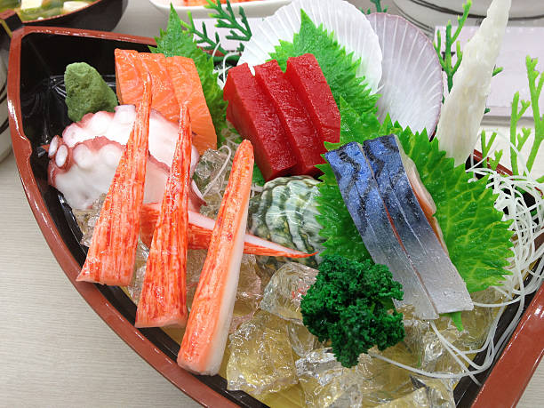 sashimi serviert mit eis in einem boot form gericht - sashimi sushi salad sea stock-fotos und bilder