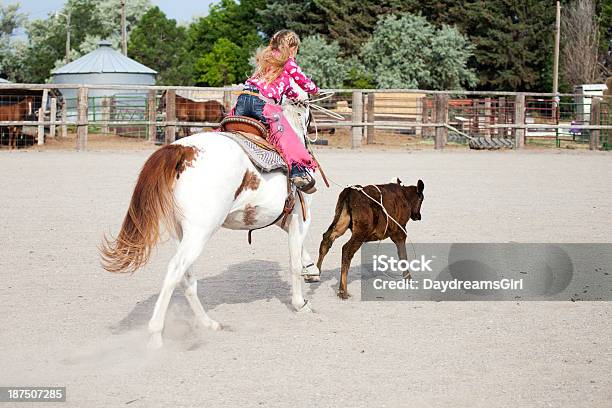 Little Girl Riding Horse Practicar Rodeo Roping Una Dirección Foto de stock y más banco de imágenes de Caballo - Familia del caballo