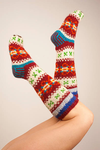 женщины ноги с разноцветными woolen socks - knitting vertical striped textile стоковые фото и изображения