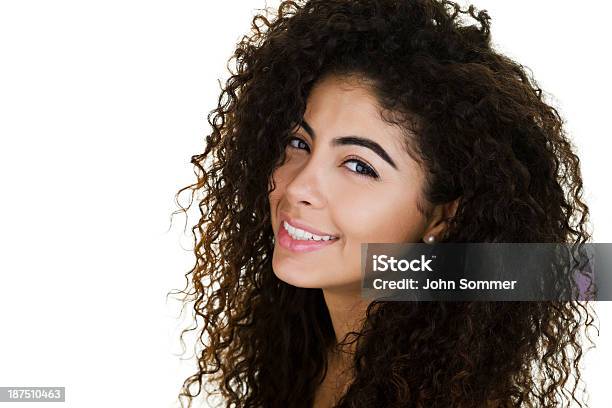 Hermosa Mujer Con Pelo Rizado Foto de stock y más banco de imágenes de Cabello largo - Cabello largo, Fondo blanco, Rizado - Peinado