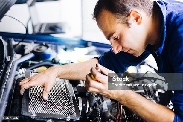 Trabalhar No Motor De Carro Mecânico - Fotografias de stock e mais imagens de 20-29 Anos - 20-29 Anos, 30-39 Anos, Adulto