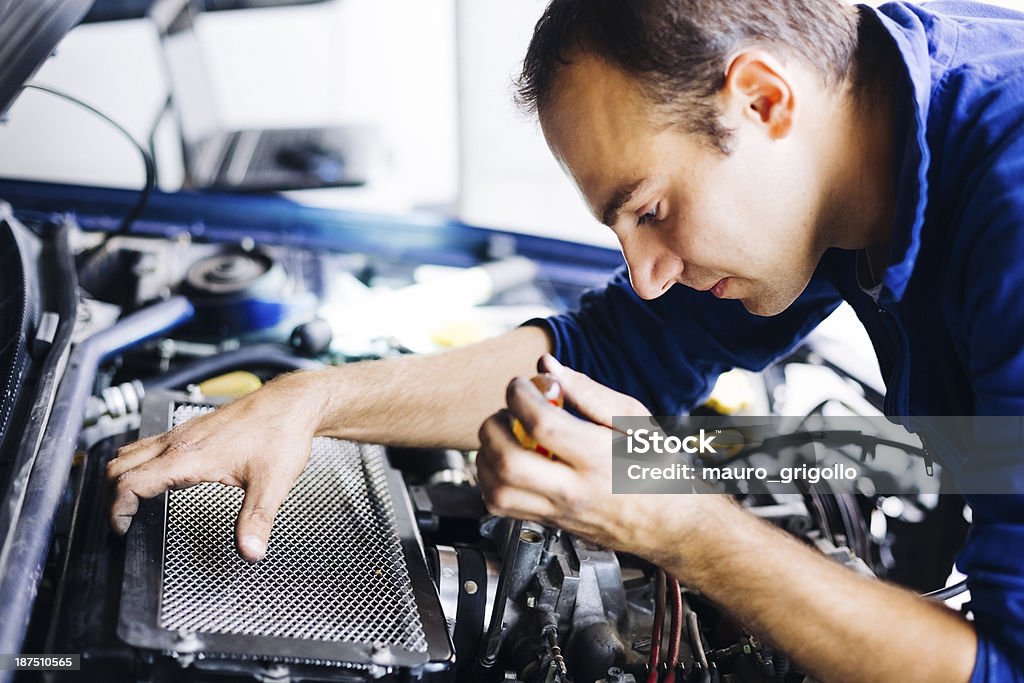Механик, работающих на автомобильных двигателей - Стоковые фото 20-29 лет роялти-фри
