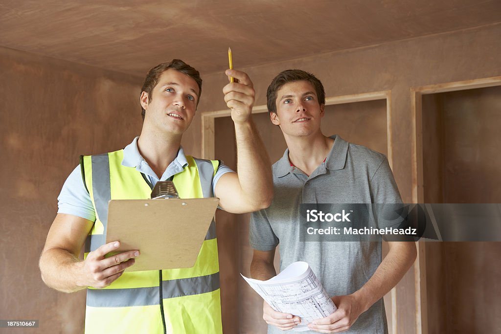 Builder e Inspector olhando para uma Nova Propriedade - Royalty-free Examinar Foto de stock