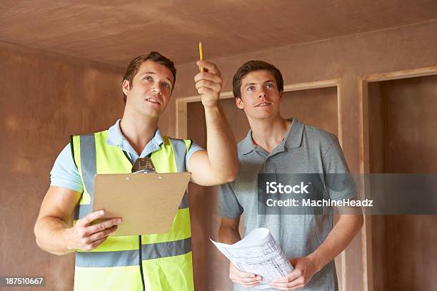 Builder E Inspector Olhando Para Uma Nova Propriedade - Fotografias de stock e mais imagens de Examinar