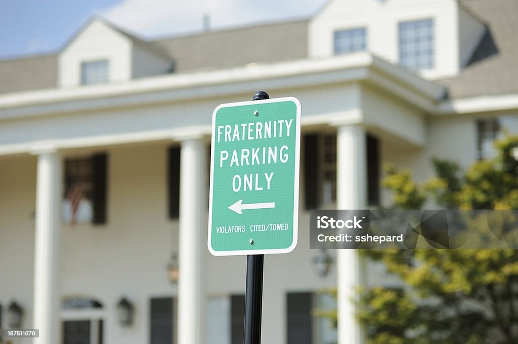 La fraternidad casa con cartel de estacionamiento sin servicio de valet únicamente - Foto de stock de Aire libre libre de derechos