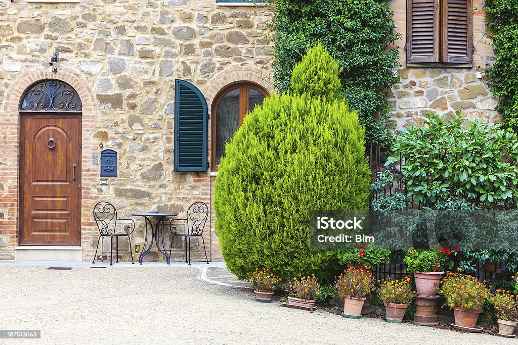 Vecchia porta in legno e piante, Toscana, Italia - Foto stock royalty-free di Facciata