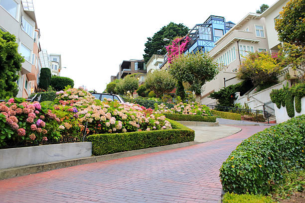 istock San Francisco: Lombard Street 187513670