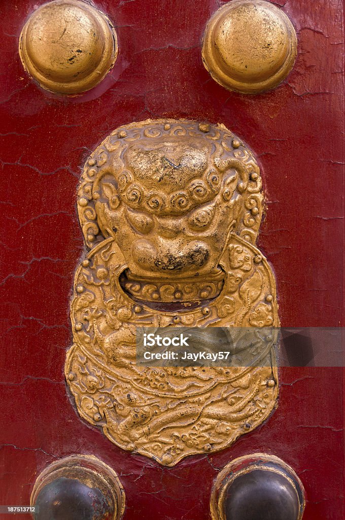Porta de intrincados detalhes no palácio Imperial da Cidade Proibida de Pequim - Foto de stock de Antiguidade royalty-free