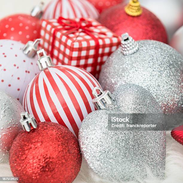 Photo libre de droit de Décoration De Noël Ornements banque d'images et plus d'images libres de droit de Boule de Noël - Boule de Noël, Boîte, Boîte cadeau