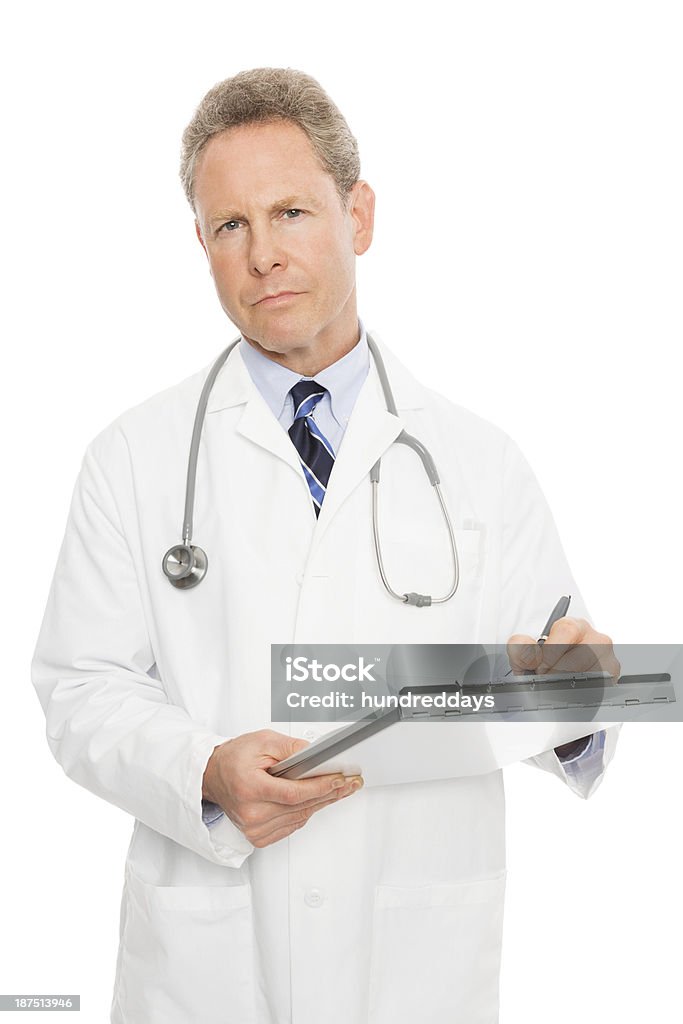 Sério macho médico segurando a área de transferência - Royalty-free 50 Anos Foto de stock