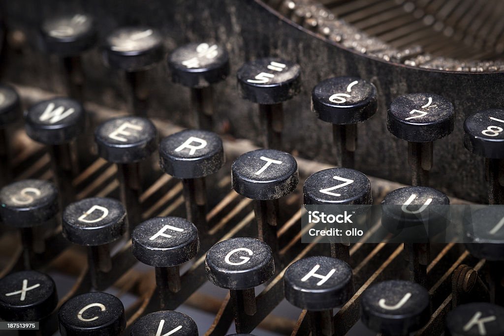 Ретро ручной Пишущая машинка, грязные и Заржавленный - Стоковые фото Антиквариат роялти-фри