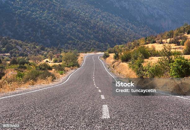 Photo libre de droit de Désolée Autoroute Highway banque d'images et plus d'images libres de droit de Aller de l'avant - Aller de l'avant, Au milieu de la route, Bande médiane