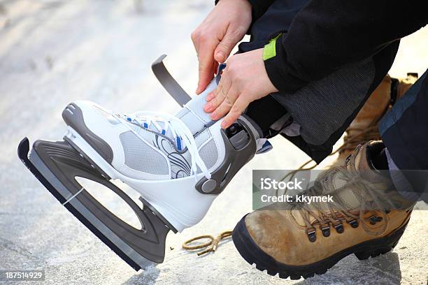 Annodare Lacci Di Hockey Su Ghiaccio Pista Di Pattinaggio Su Pattini - Fotografie stock e altre immagini di Ambientazione esterna