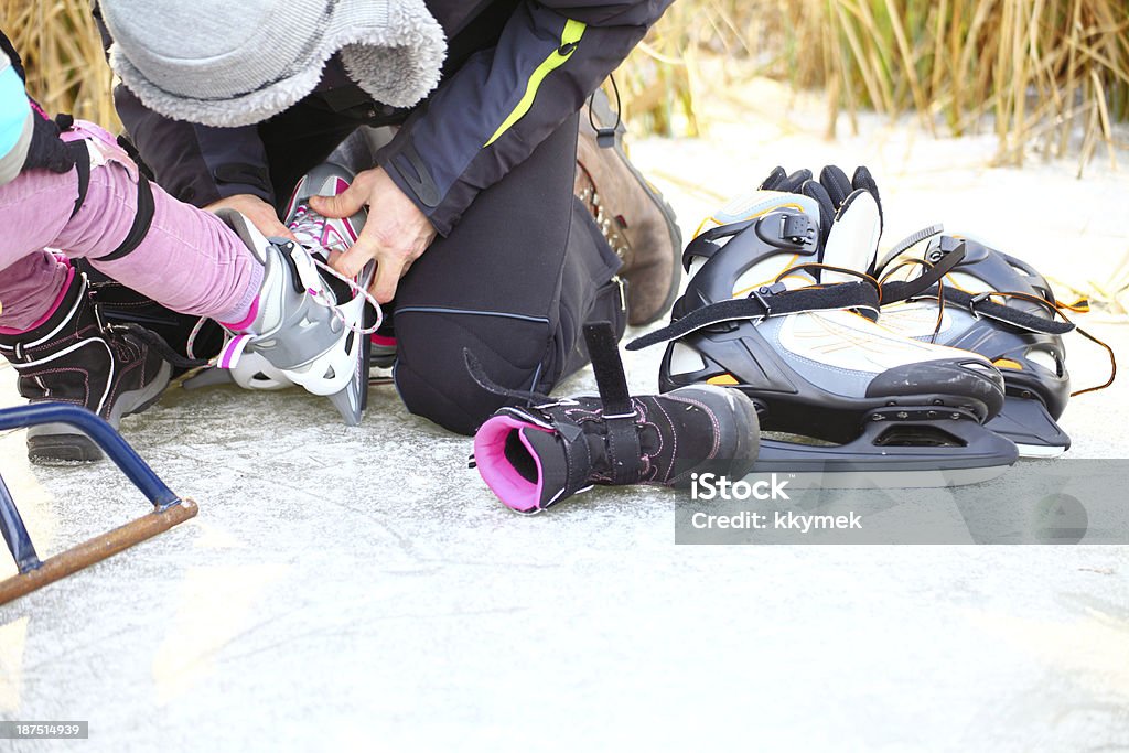 Завязывать шнуровки Хоккейный каток skates - Стоковые фото Ребёнок роялти-фри