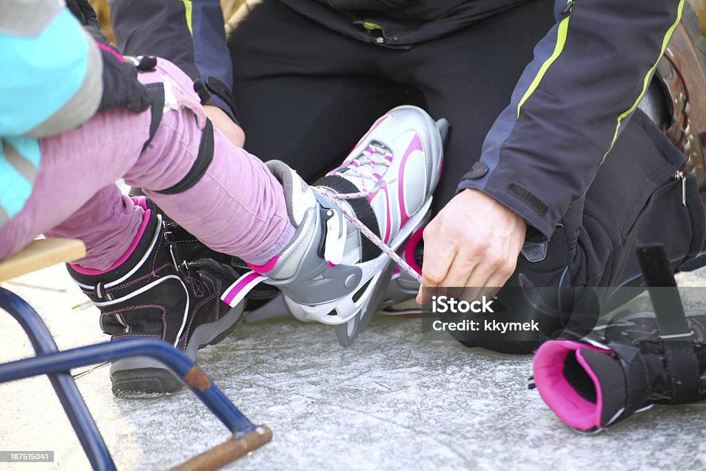Estreitando laços de hóquei em patins rinque de patinação no gelo - Foto de stock de Hóquei no Gelo royalty-free
