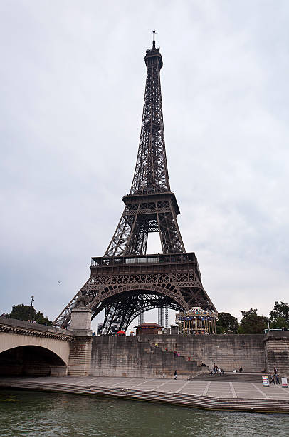 Torre Eiffel em Paris - fotografia de stock