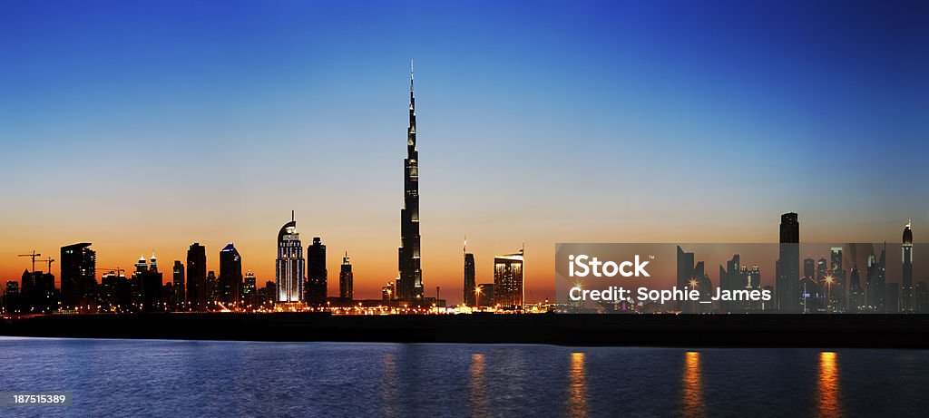 Dubai horizonte al atardecer desde la costa del golfo - Foto de stock de Acero libre de derechos