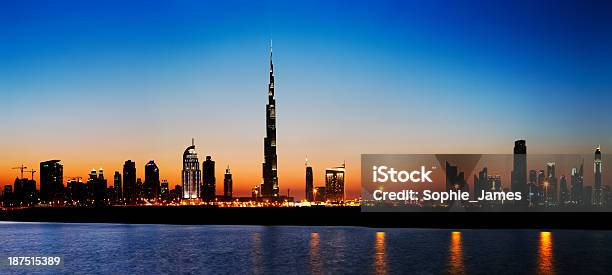 Dubai Horizonte Al Atardecer Desde La Costa Del Golfo Foto de stock y más banco de imágenes de Acero