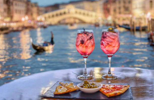 rosa aperitif und häppchen mit dem canal grande in venedig im hintergrund - venice italy veneto italy grand canal stock-fotos und bilder