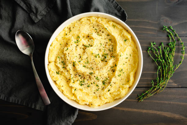 mascarpone-püree mit geröstetem knoblauch und frischem thymian und schwarzem pfeffer - kohlenhydrat teil eines lebewesens stock-fotos und bilder