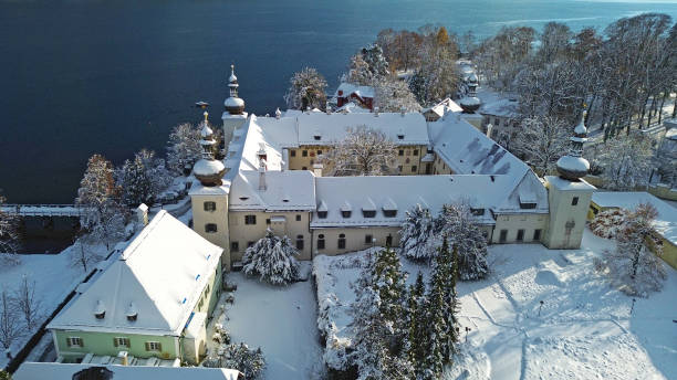 the country castle ort on lake traunsee in gmunden in winter with snow - orth photos et images de collection