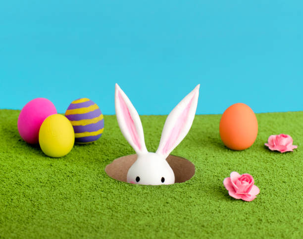 пасхальный кролик и пасхальные яйца - easter egg figurine easter holiday стоковые фото и изображения