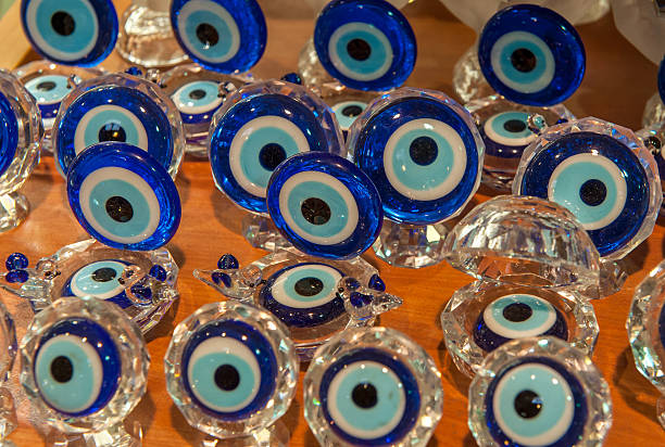 evil eye amulet, nazar boncugu покупки на гранд-базар, стамбул - nazar boncugu стоковые фото и изображения