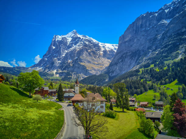 luftaufnahme des dorfes grindelwald, schweiz. sonniger tag mit blauem himmel. - hill grindelwald village landscape stock-fotos und bilder