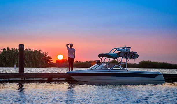 wasserski sonnenuntergang - wakeboarding stock-fotos und bilder