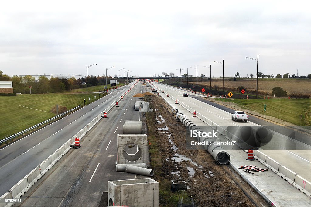 La construcción de la autopista.  Road desaparece de distancia.  Espacio de copia. - Foto de stock de Construcción de carretera libre de derechos