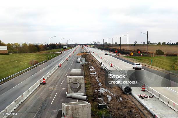 La Construcción De La Autopista Road Desaparece De Distancia Espacio De Copia Foto de stock y más banco de imágenes de Construcción de carretera