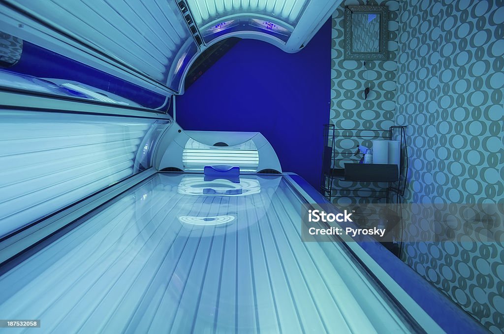 Cama solar en el salón - Foto de stock de Azul libre de derechos