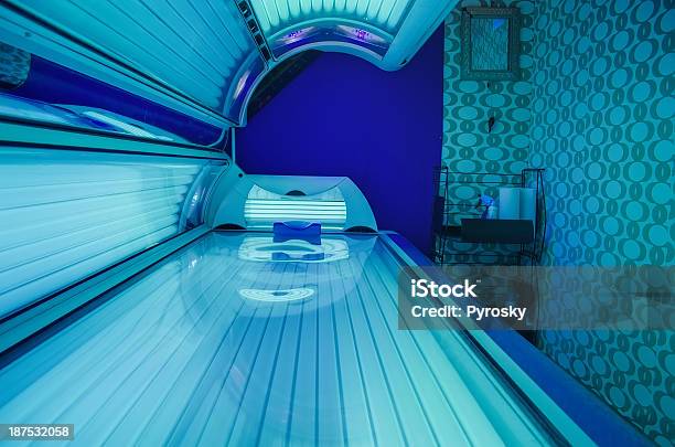Cama Solar En El Salón Foto de stock y más banco de imágenes de Azul - Azul, Belleza, Bombilla
