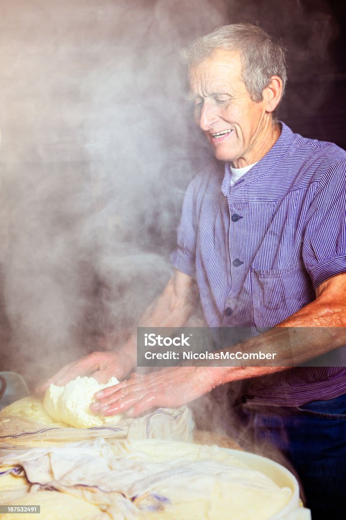 Formaggio svizzero biologici per la preparazione del test del crema - Foto stock royalty-free di Lavorazione del formaggio