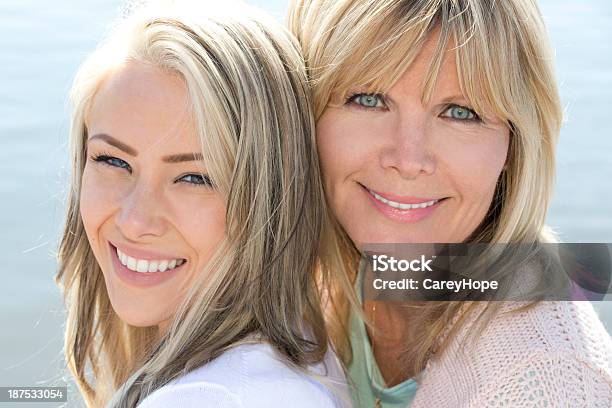 Bella Madre E Figlia - Fotografie stock e altre immagini di Adulto - Adulto, Adulto in età matura, Allegro