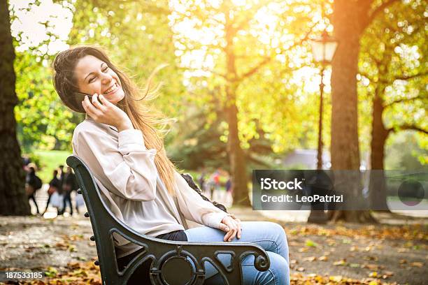 Bela Menina Em Hyde Park Londres - Fotografias de stock e mais imagens de 20-29 Anos - 20-29 Anos, A usar um telefone, Adulto