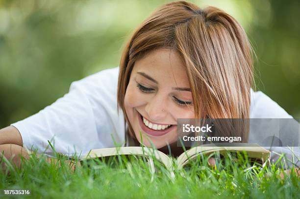 Foto de Menina Deitada Em Uma Grama e mais fotos de stock de Adulto - Adulto, Alegria, Aprender