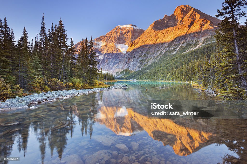 Monte Edith Cavell y lago Jasper NP, Canadá en sunrise - Foto de stock de Canadá libre de derechos