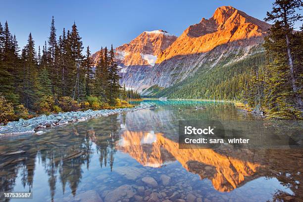 Monte Edith Cavell Y Lago Jasper Np Canadá En Sunrise Foto de stock y más banco de imágenes de Canadá