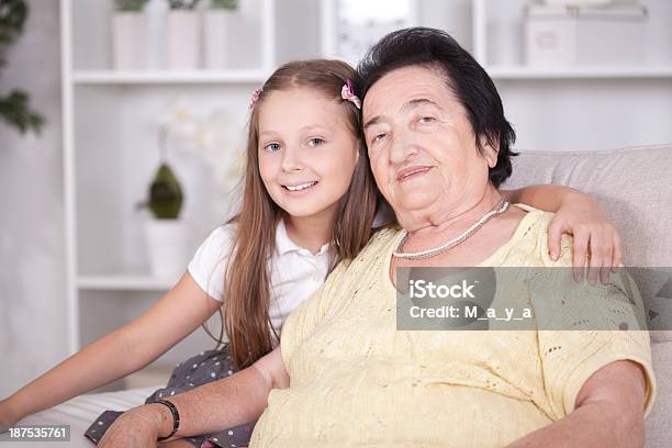 Neta Com A Sua Avó - Fotografias de stock e mais imagens de 70 anos - 70 anos, 8-9 Anos, Abraçar